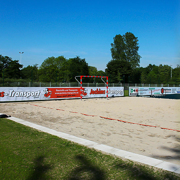 Bild von dem Beachplatz an der Eyllerhalle mit einem Seitlichen Blick auf ein Tor